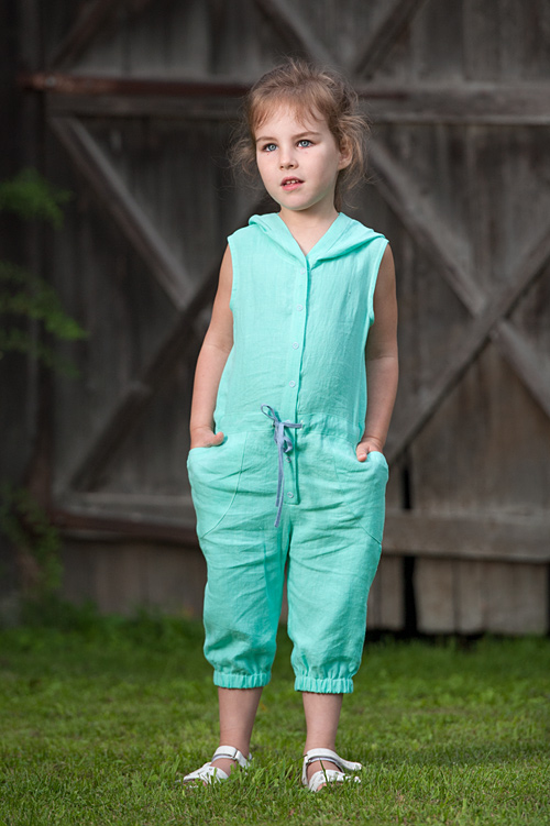 Green linen playsuit for girl, sleeveless. Manufacturer: AB “Siulas”