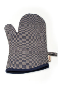 LInen kitchen glove in blue grey checks. Manufacturer: AB “Siulas”